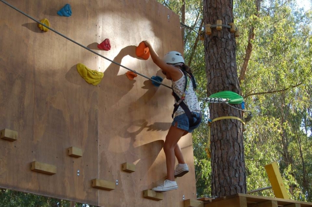  Escalada de pared en el parque de aventuras 